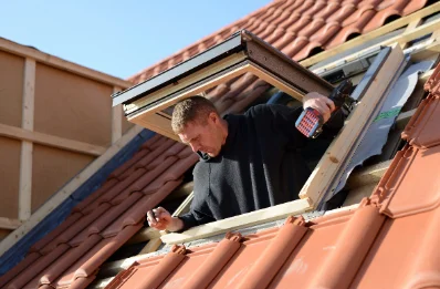 Pose de fenêtres de toit Velux aux Corvées-les-Yys